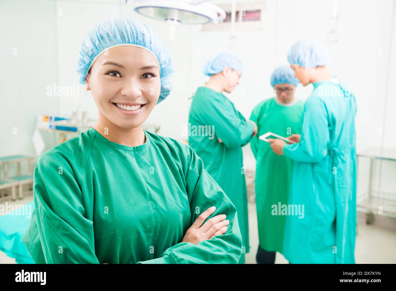 Chirurgien de l'équipe travaillant en salle d'opération à l'hôpital Banque D'Images