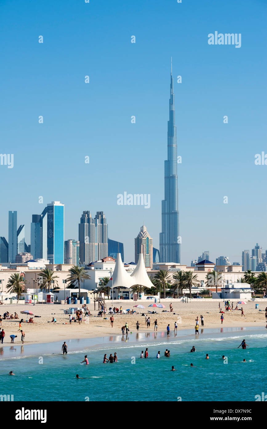 Jumeira Beach Ouvert avec les touristes et les toits de gratte-ciel de Dubaï Émirats Arabes Unis Banque D'Images