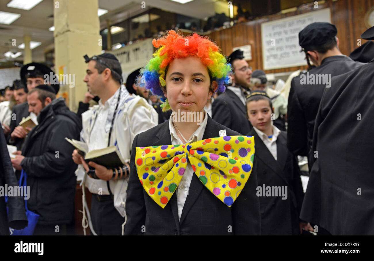 Un jeune juif religieux homme portant un drôle de costume clown sur Pourim à Crown Heights, Brooklyn, New York Banque D'Images