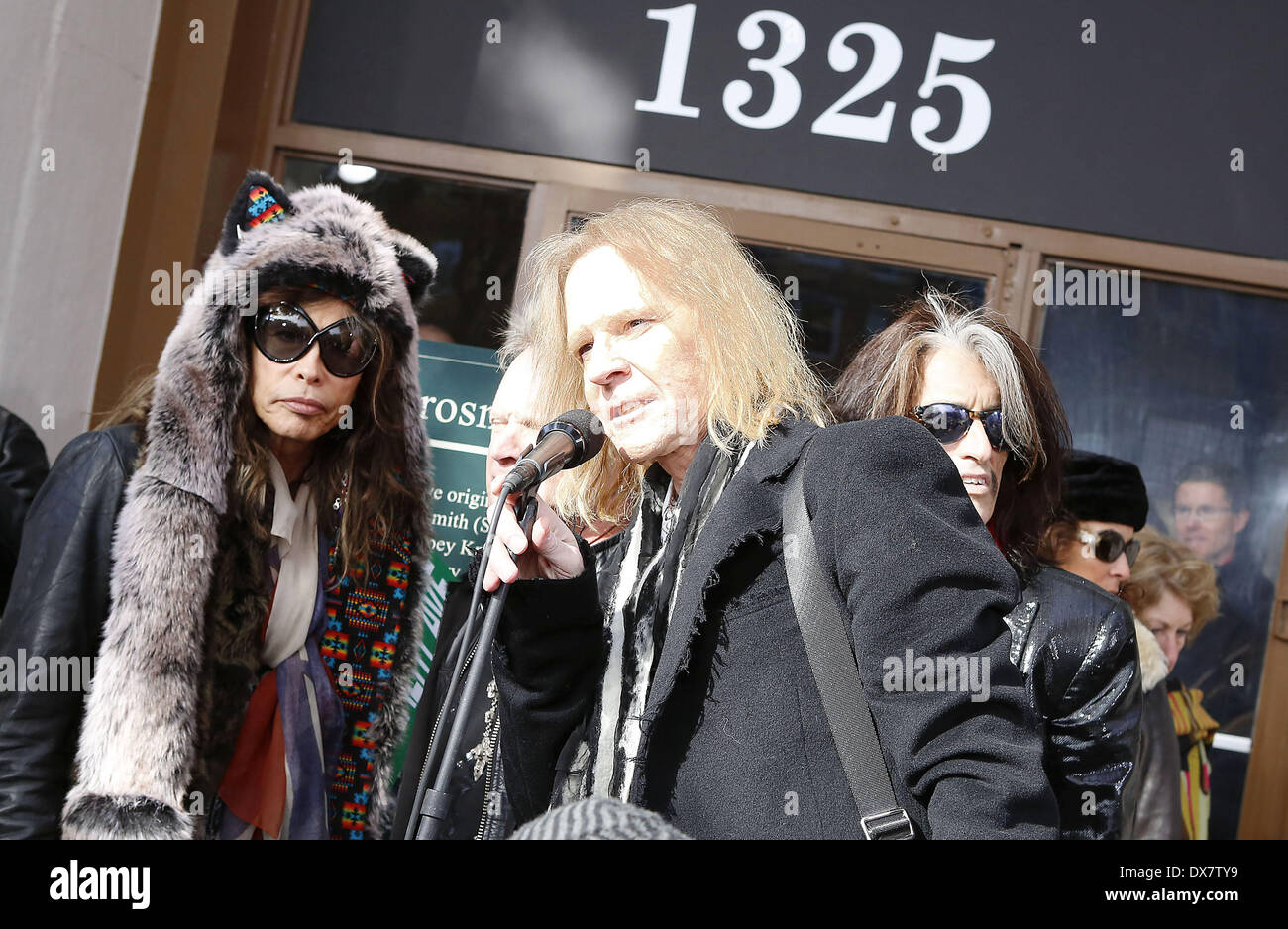 Steven Tyler d'Aerosmith, à gauche avec Tom Hamilton et Joe Perry à une adresse à Boston, qui a été leur maison au début des années 70. En vedette : Steven Tyler d'Aerosmith,gauche avec Tom Hamilton et Joe Perry à une adresse à Boston, qui a été leur maison au début des années 70. Où : Boston, MA, United States Quand : 05 Nov 2012 Banque D'Images