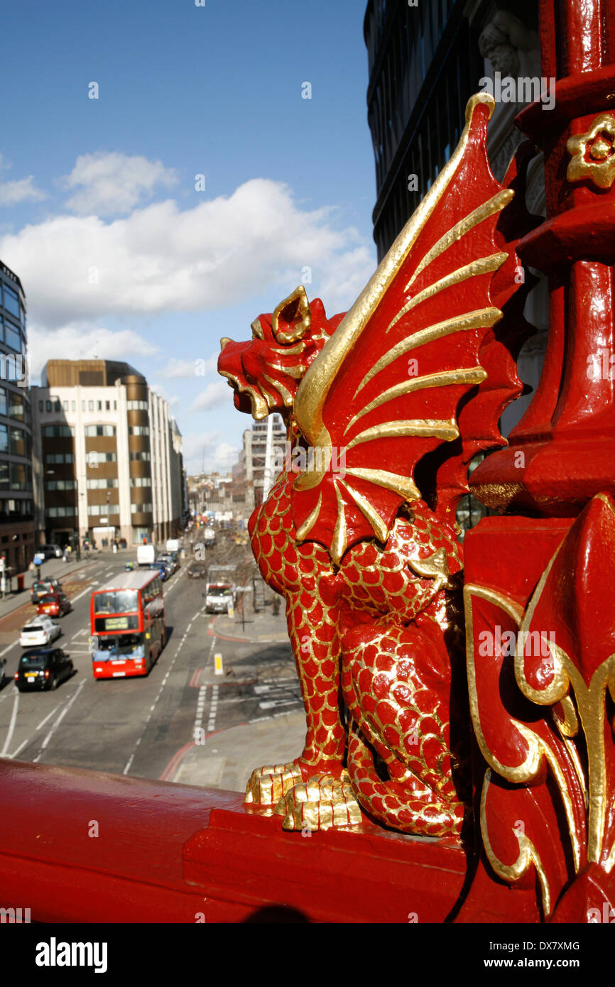 Dragon sur ville donnant sur HOLBORN VIADUCT le trafic sur Farringdon Street, City of London, UK Banque D'Images