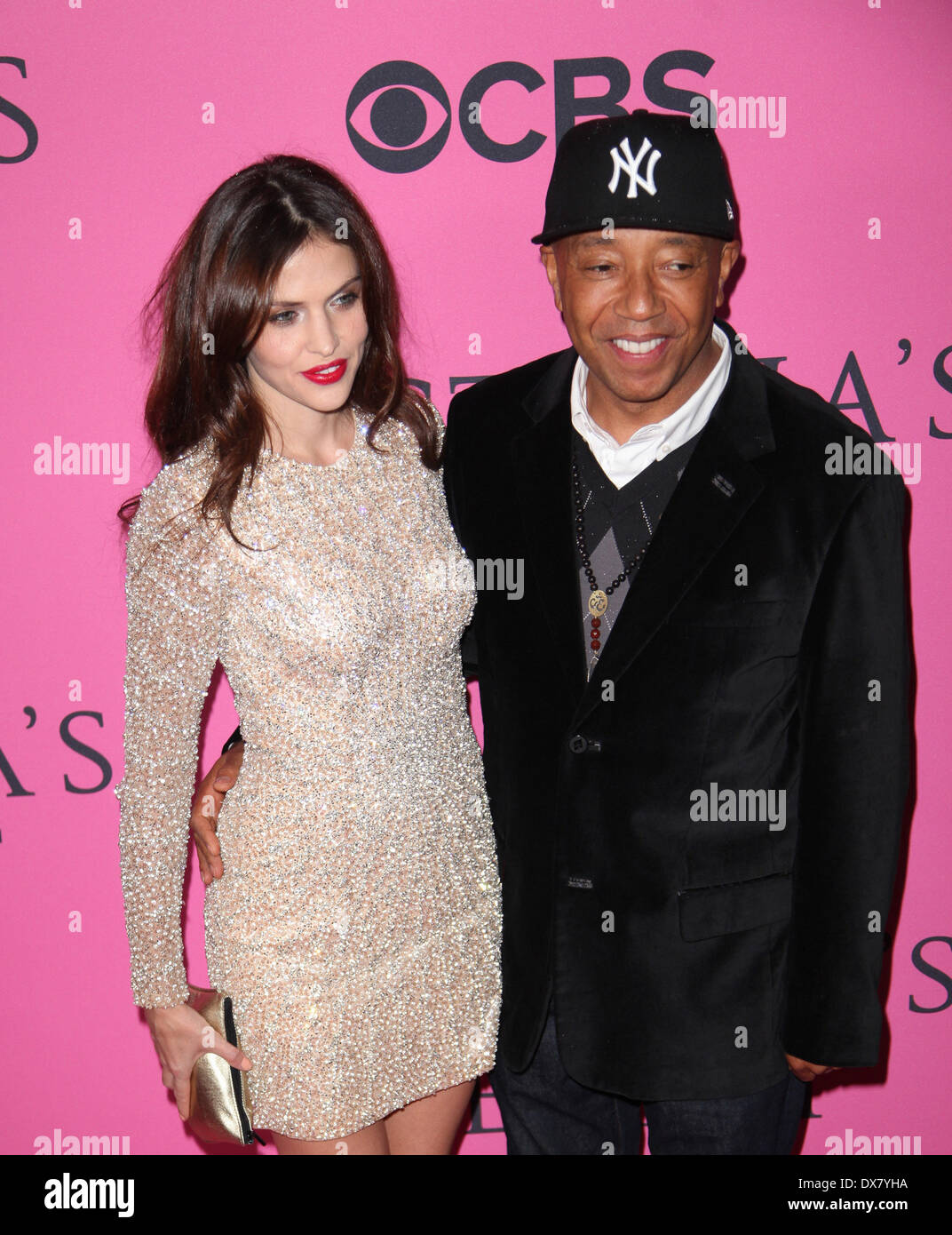 Russell Simmons et Melissa George sur le tapis Rose au Victoria's Secret Fashion Show avec : Russell Simmons et Meli Banque D'Images