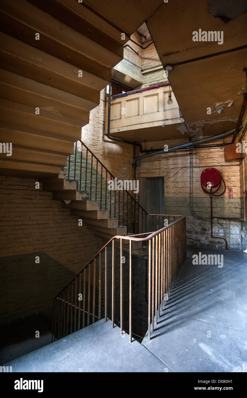 Escalier de pierre dans une usine de textile victorienne pose maintenant l'abandon. Banque D'Images