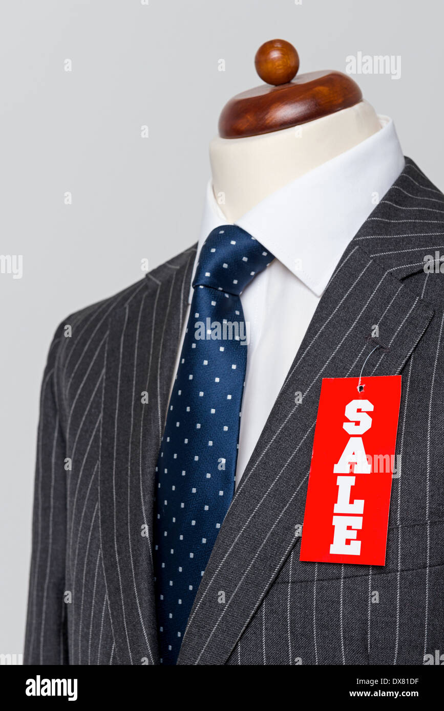 Vue latérale Mens veste de costume en laine gris pinstripe bleu avec une cravate et une chemise blanche sur un mannequin tailleurs Banque D'Images