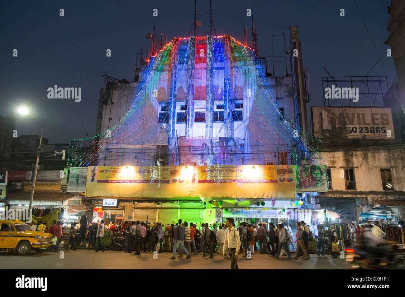 L'Inde, le Bengale occidental, Calcutta, les foules à l'extérieur d'un cinéma Banque D'Images