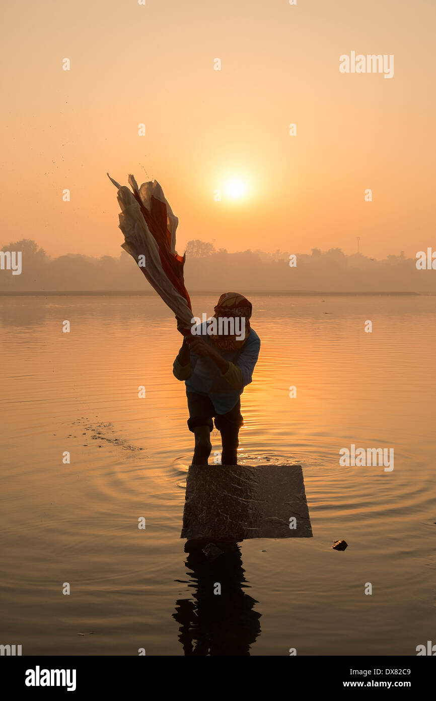 L'Inde, Uttar Pradesh, Agra, dhobi-wallahs laver les vêtements à la rivière Yamuna au lever du soleil Banque D'Images