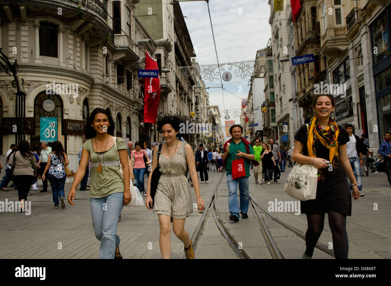 Jeunes femmes turques shopping le long de la rue Istiklal Istanbul Turquie Banque D'Images