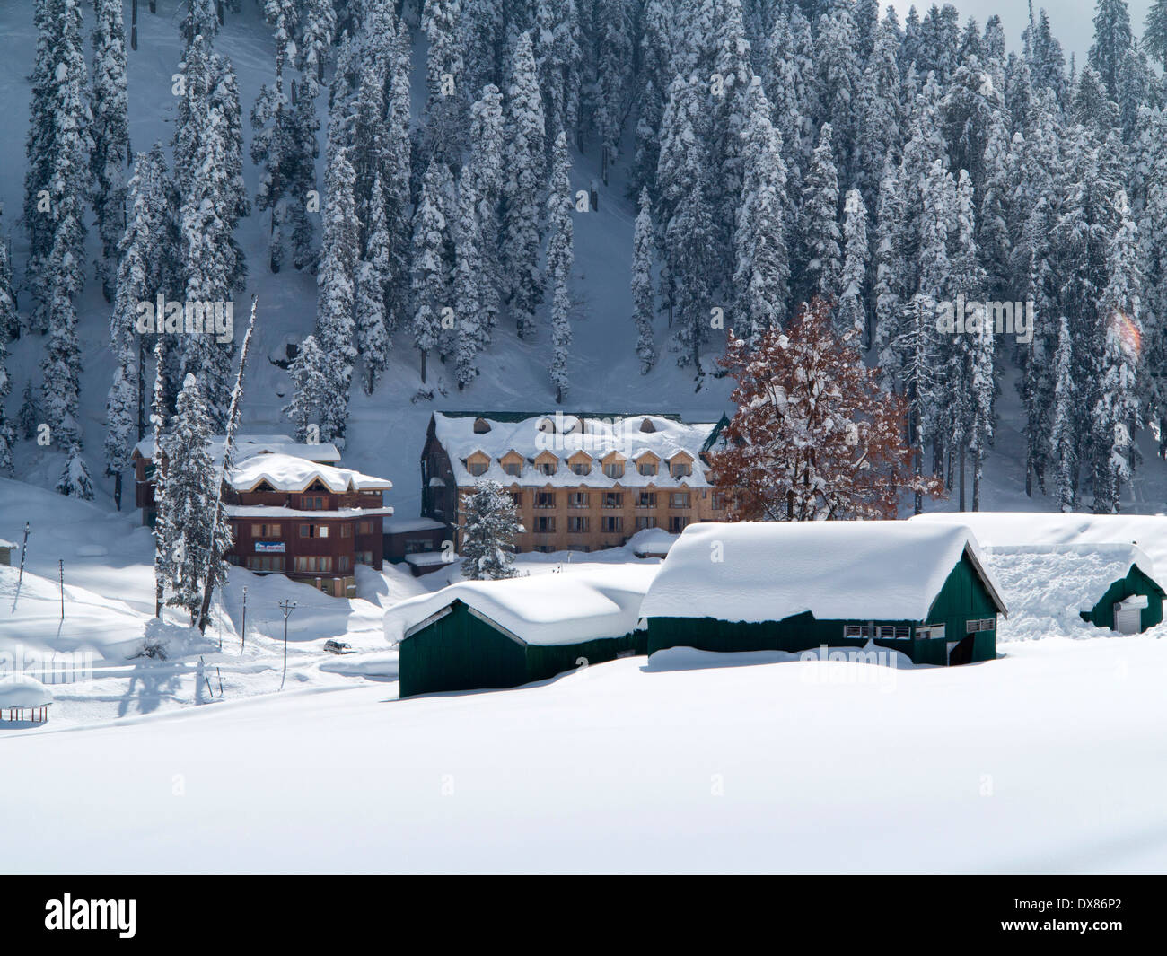 L'Inde, au Cachemire, Gulmarg, Himalayan Ski Resort, hôtels après les fortes chutes de neige Banque D'Images