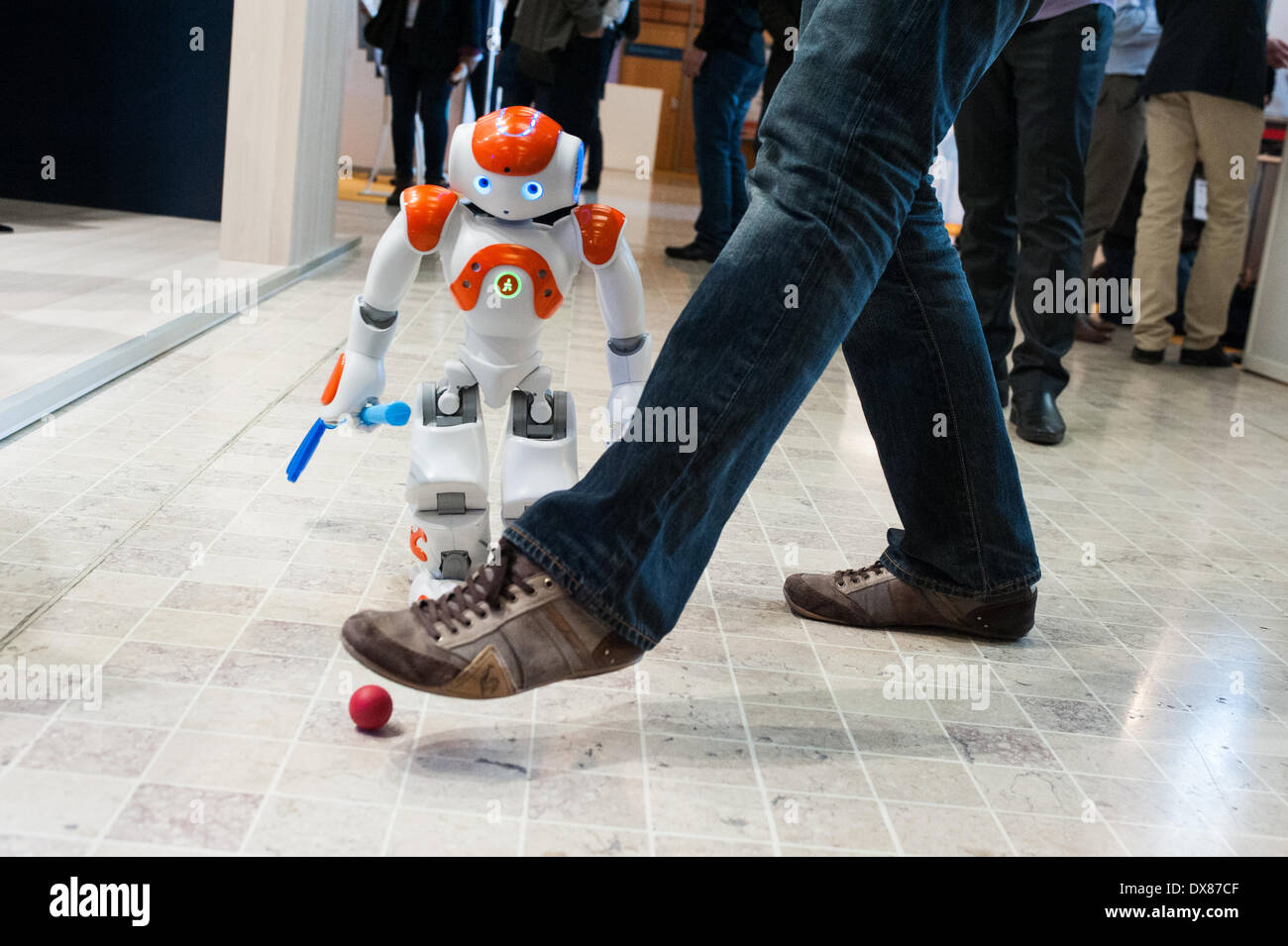 Lyon, France. Mar 19, 2014. Robot NAO d'Aldébaran par joue au golf à Innorobo 2014, le 4e salon international de la robotique de service. Credit : Piero Cruciatti/Alamy Live News Banque D'Images