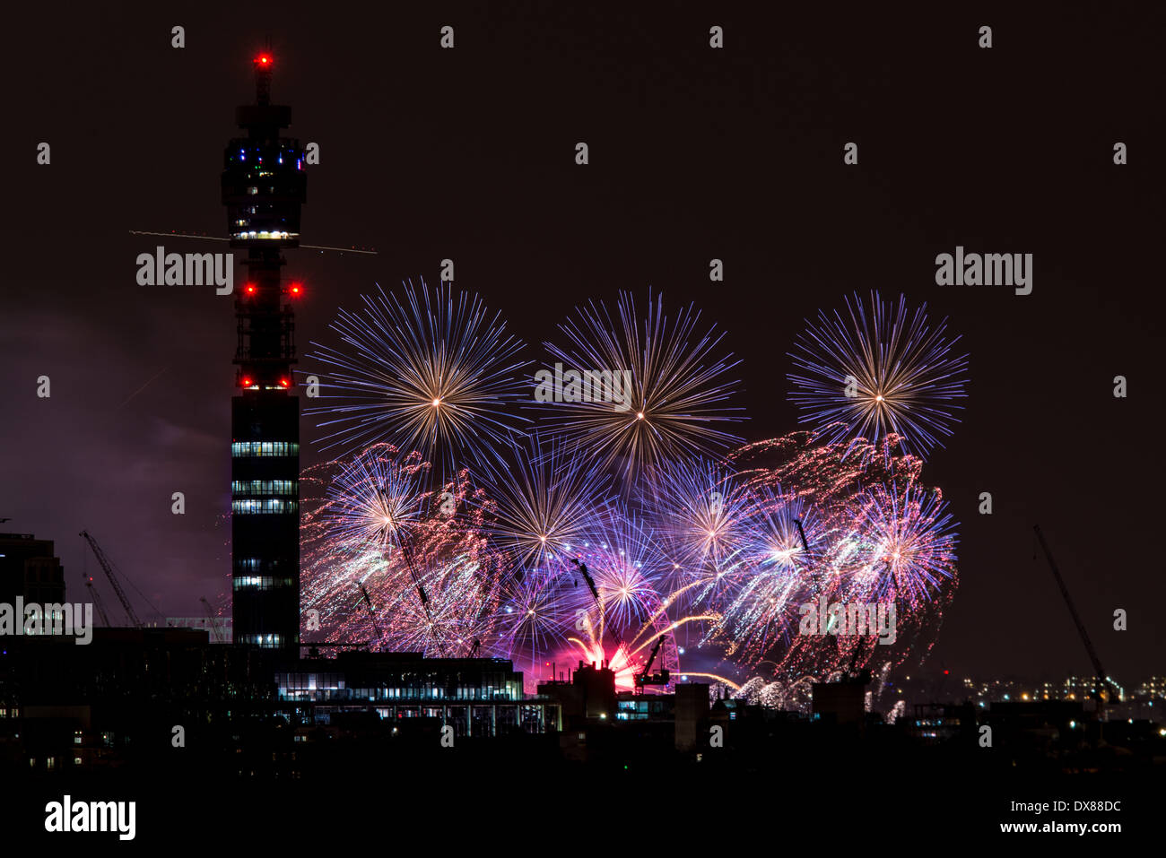 BT Tower et le London Eye Vue de nuit à partir de Primrose Hill en 2013 New Year's Eve fireworks célébrer minuit Banque D'Images