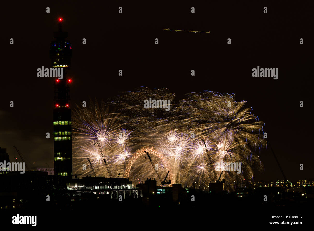 Le London Eye Vue de nuit à partir de Primrose Hill en 2013 New Year's Eve fireworks célébrer minuit Banque D'Images