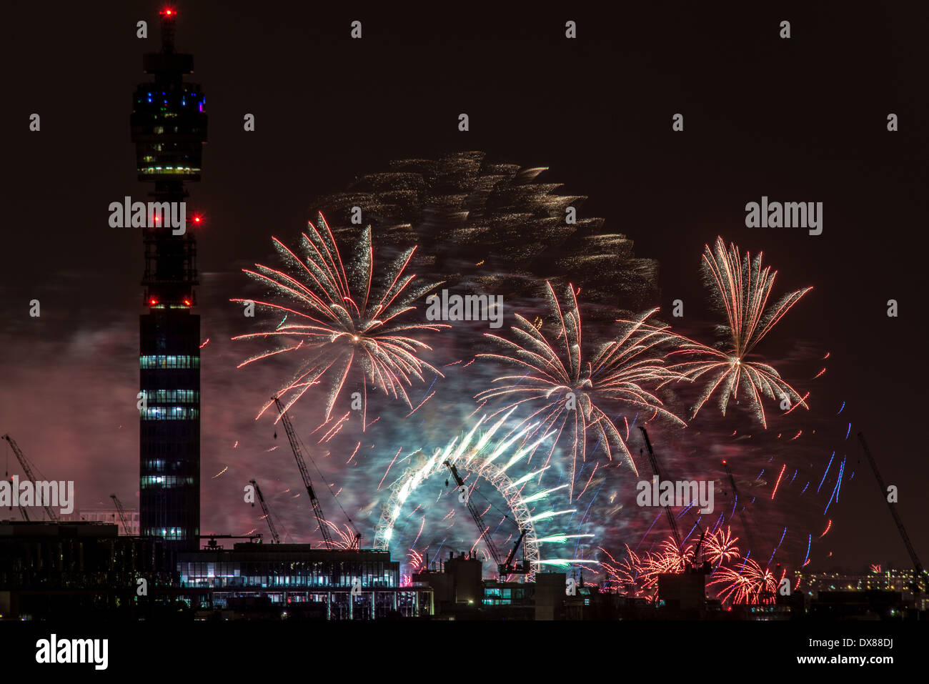 BT Tower et le London Eye Vue de nuit à partir de Primrose Hill en 2013 New Year's Eve fireworks célébrer minuit Banque D'Images