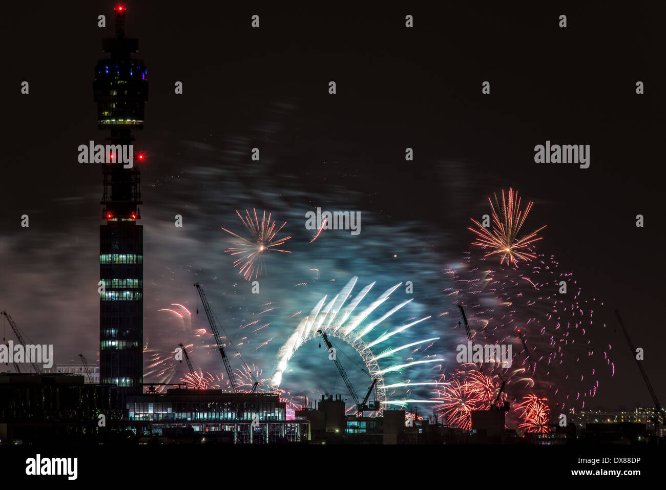 BT Tower et le London Eye Vue de nuit à partir de Primrose Hill en 2013 New Year's Eve fireworks célébrer minuit Banque D'Images