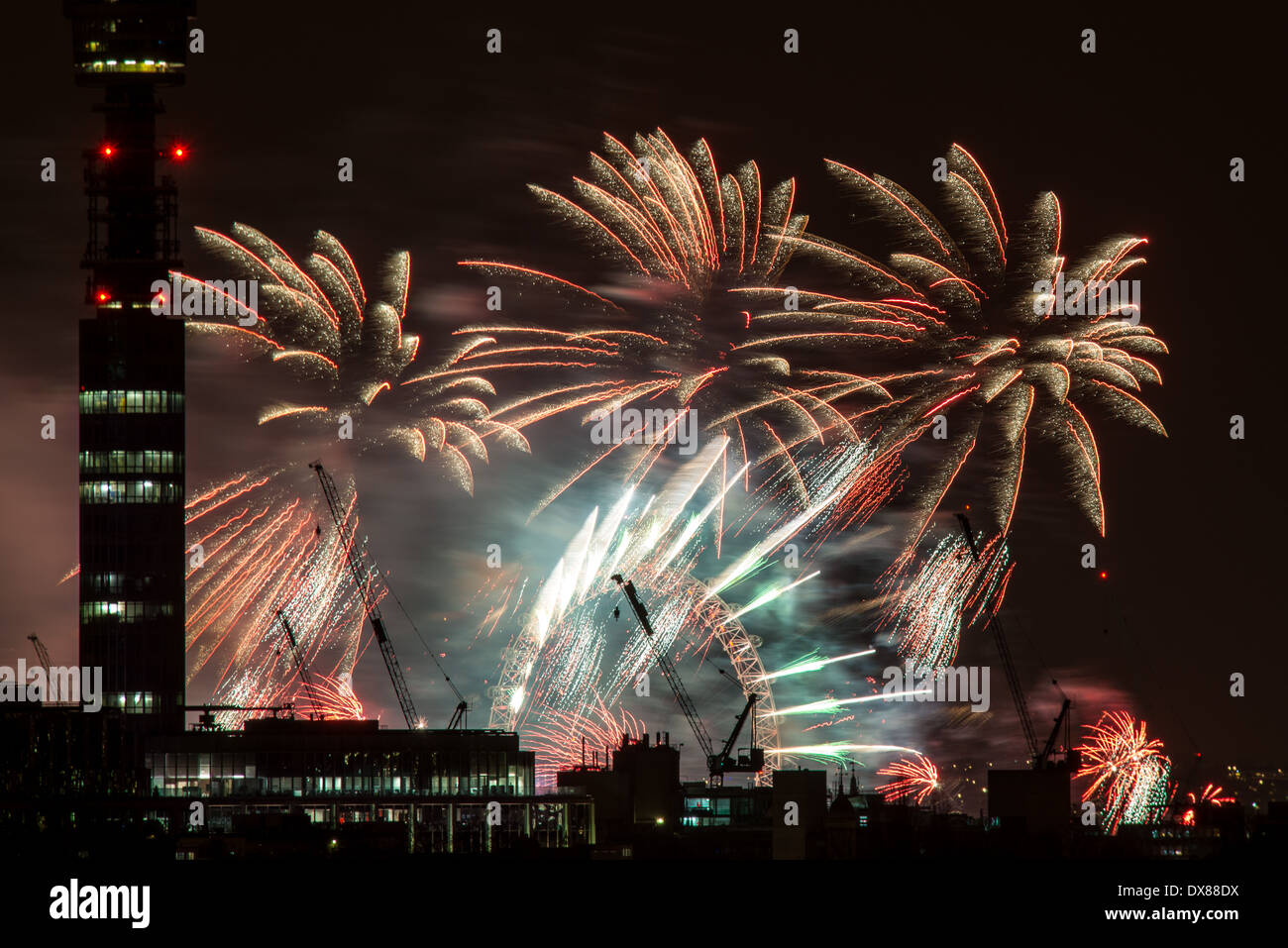 BT Tower et le London Eye Vue de nuit à partir de Primrose Hill en 2013 New Year's Eve fireworks célébrer minuit Banque D'Images