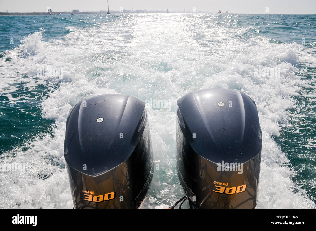 Deux moteurs hors-bord sur un bateau à moteur Banque D'Images