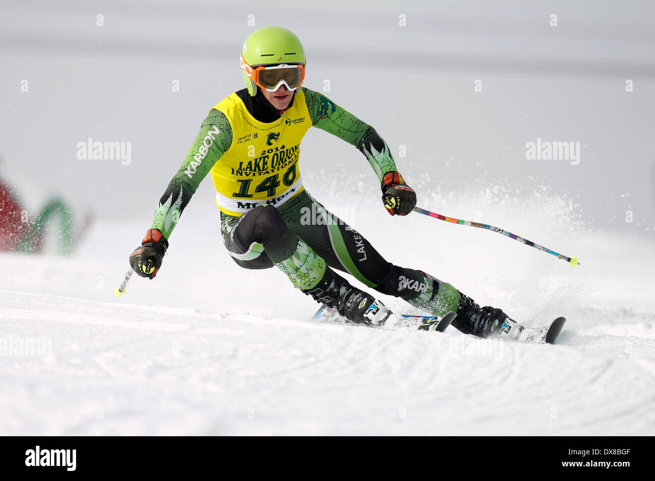 Un skieur alpin racing sur le slalom géant bien sûr. Banque D'Images