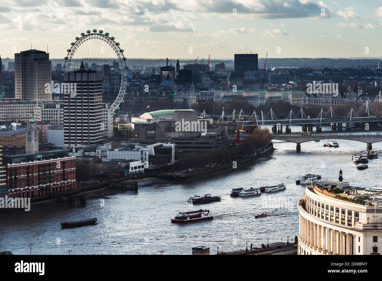 Vue sur la Tamise à tours de TVI, Waterloo et Hungerford ponts et le London Eye Banque D'Images