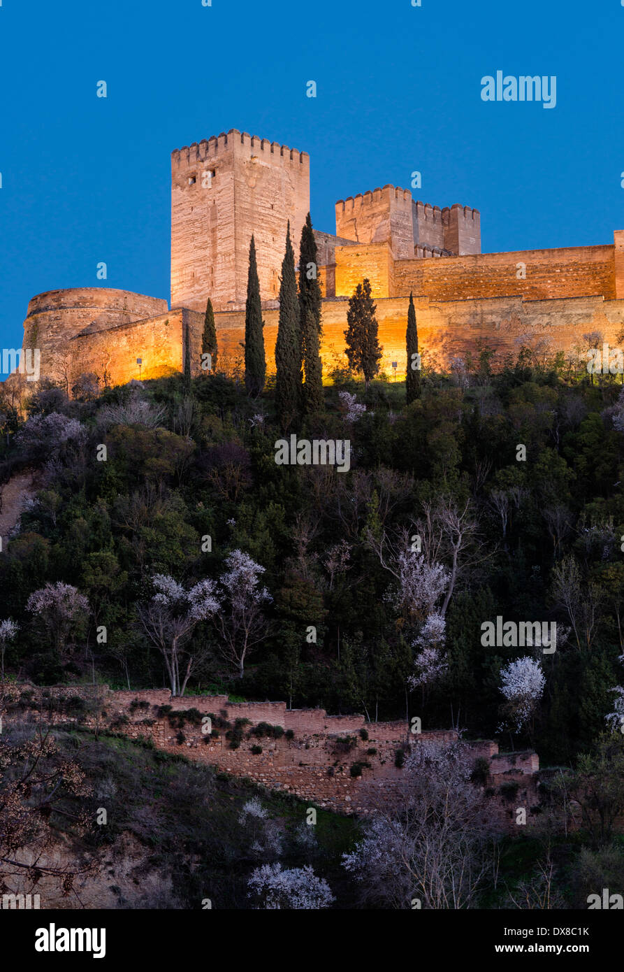 Grenade Alhambra, l'Alcazaba, dans la nuit, des projecteurs Banque D'Images