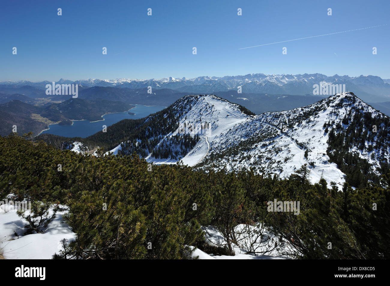 Vue sur Lac Walchen, close depuis le sentier de randonnée Italia en hiver, Bavière, Allemagne Banque D'Images