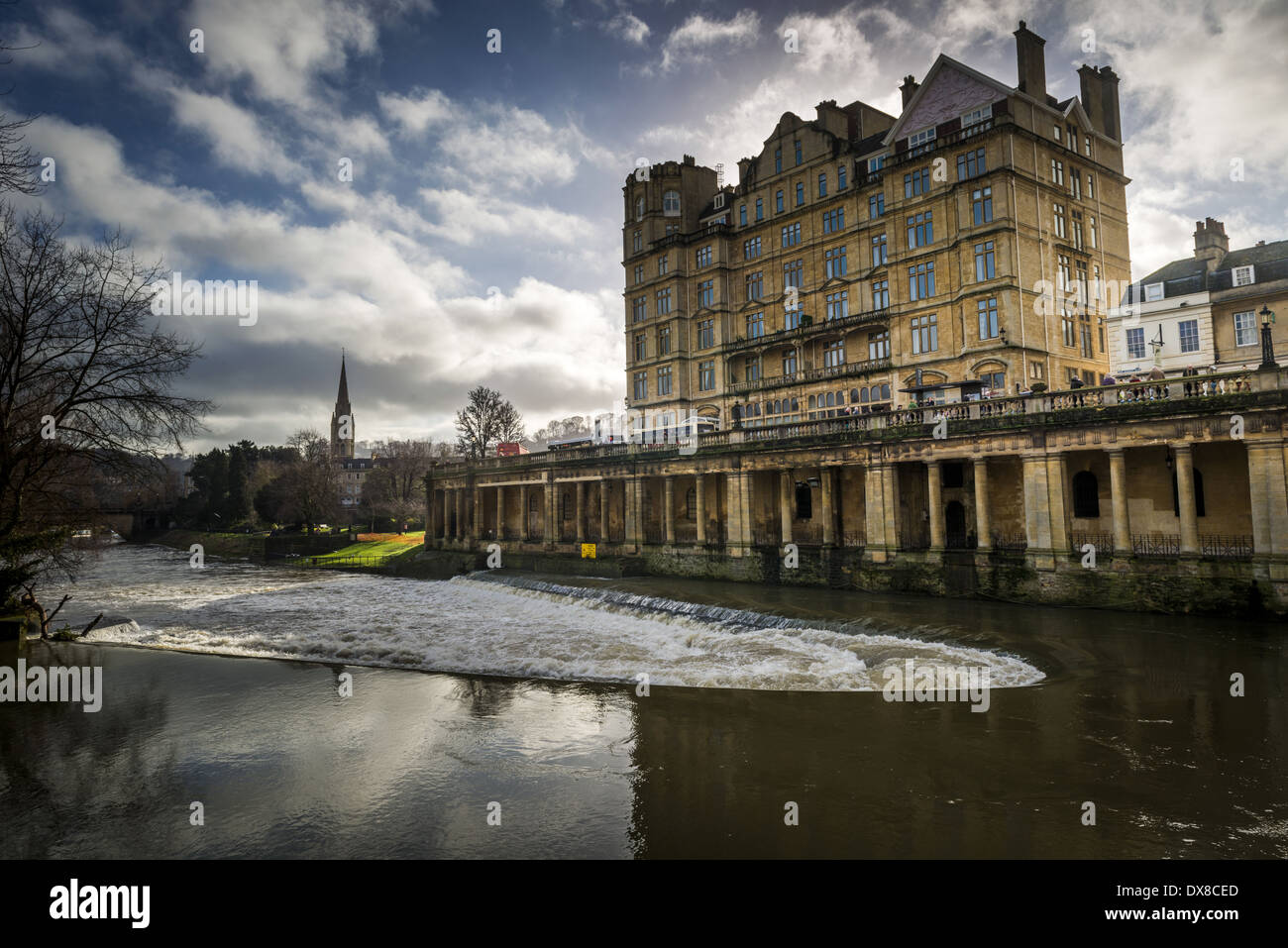 Weir de Pulteney Bridge qui traverse la rivière Avon à Bath, Somerset, avec vue sur la place Grand Parade et dans le centre-ville de Bath Banque D'Images