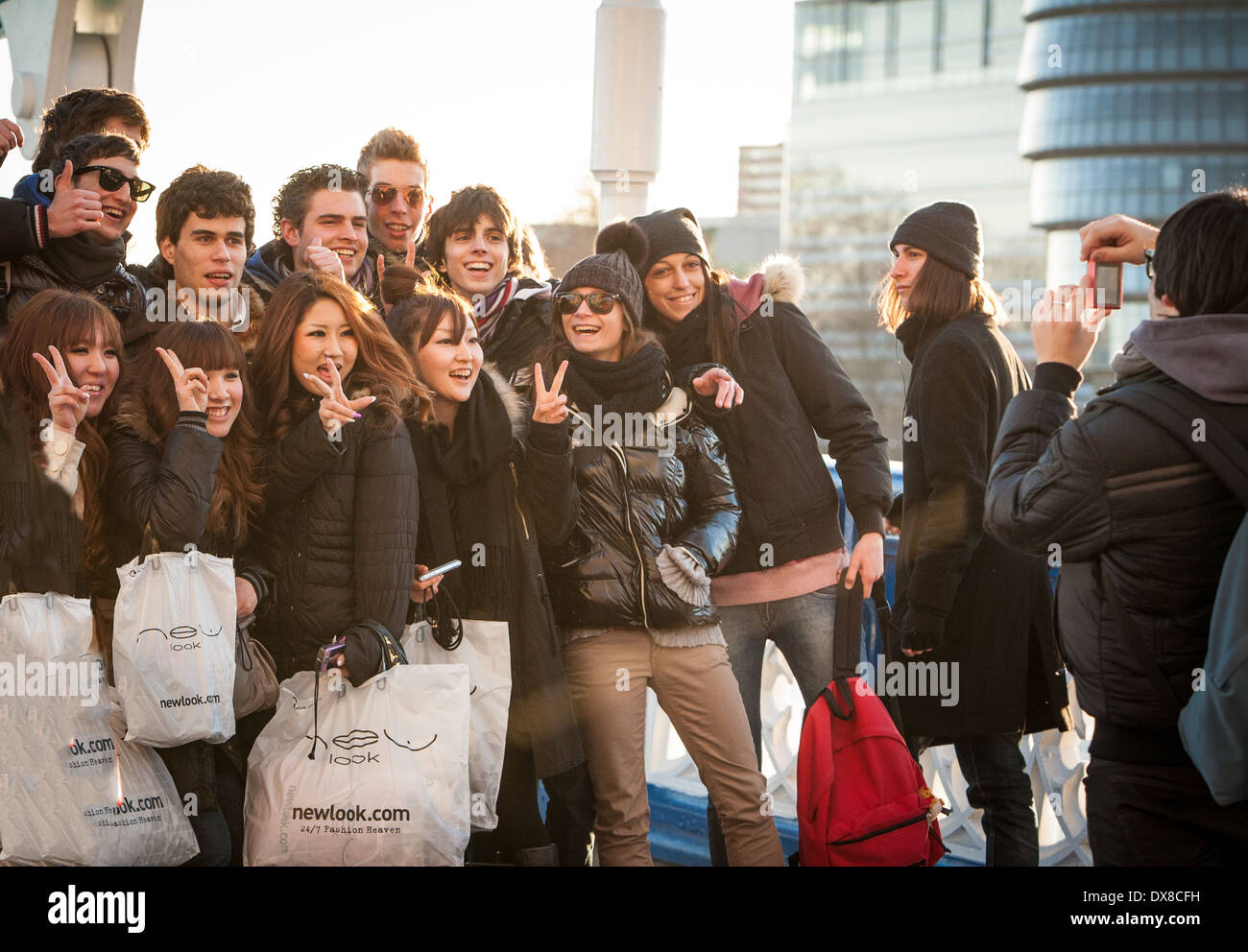 Les touristes étrangers qui pose pour des photos sur Tower Bridge, London Banque D'Images