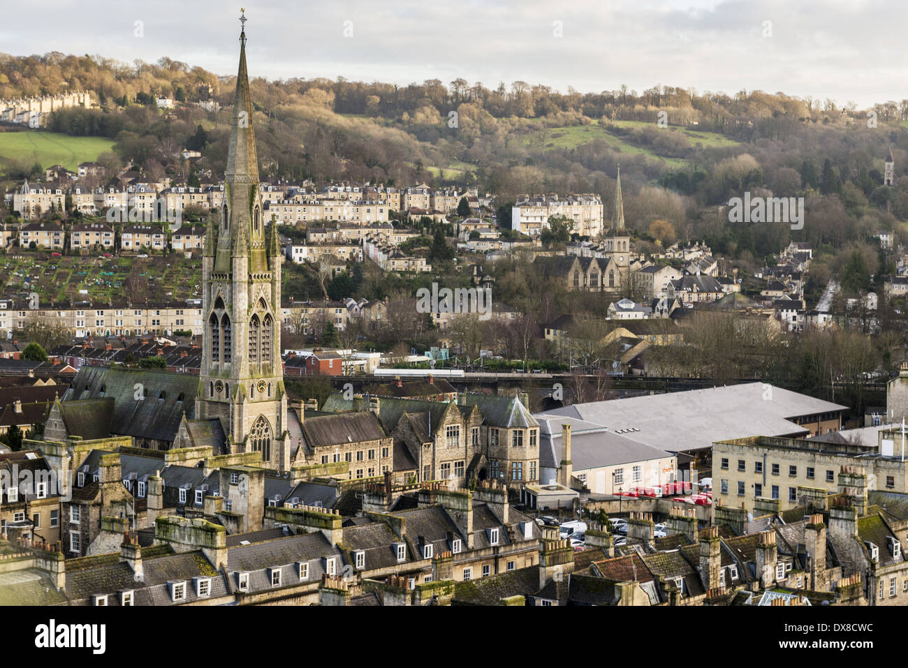 Vue sur les toits de l'Est de Bath, Somerset avec la flèche de St Jean l'Evangéliste Église catholique romaine dominant Banque D'Images