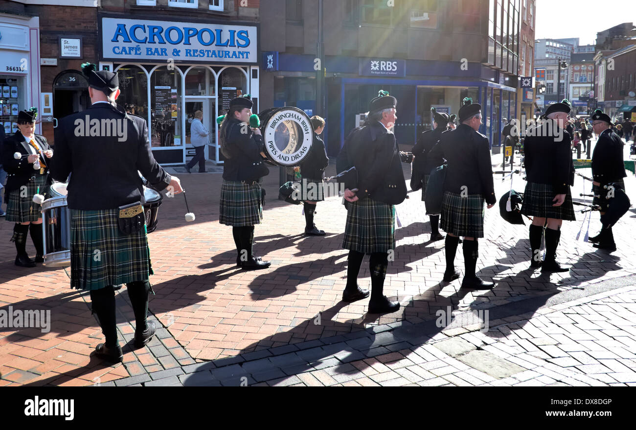 Le Corps de cornemuses irlandaise de Birmingham qui participent à une procession de la St Patrick à travers le centre-ville de Derby 15/03/2014 Banque D'Images