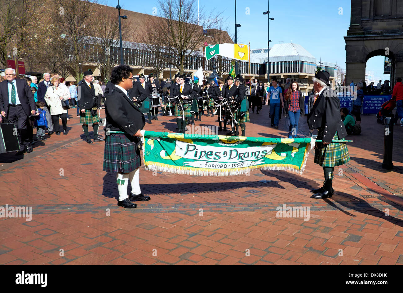 Le Corps de cornemuses irlandaise de Birmingham qui participent à une procession de la St Patrick à travers le centre-ville de Derby 15/03/2014 Banque D'Images