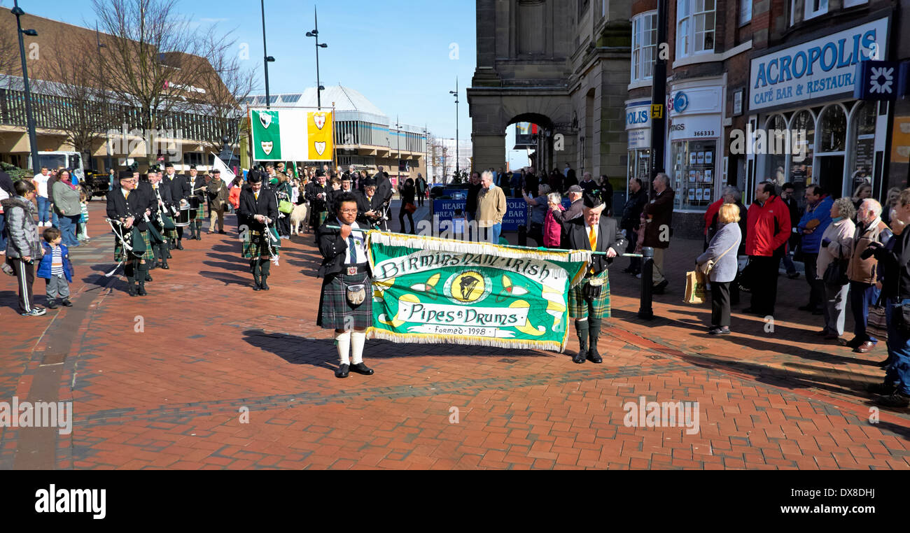 Le Corps de cornemuses irlandaise de Birmingham qui participent à une procession de la St Patrick à travers le centre-ville de Derby 15/03/2014 Banque D'Images