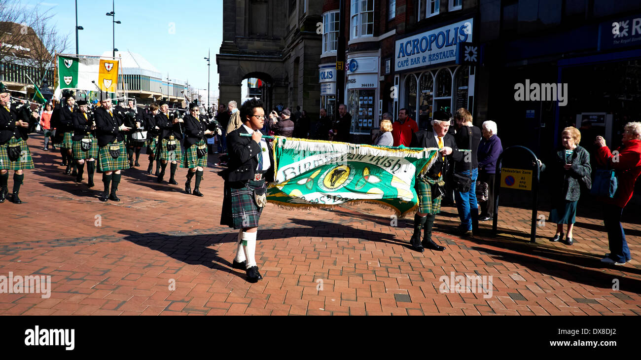 Le Corps de cornemuses irlandaise de Birmingham qui participent à une procession de la St Patrick à travers le centre-ville de Derby 15/03/2014 Banque D'Images