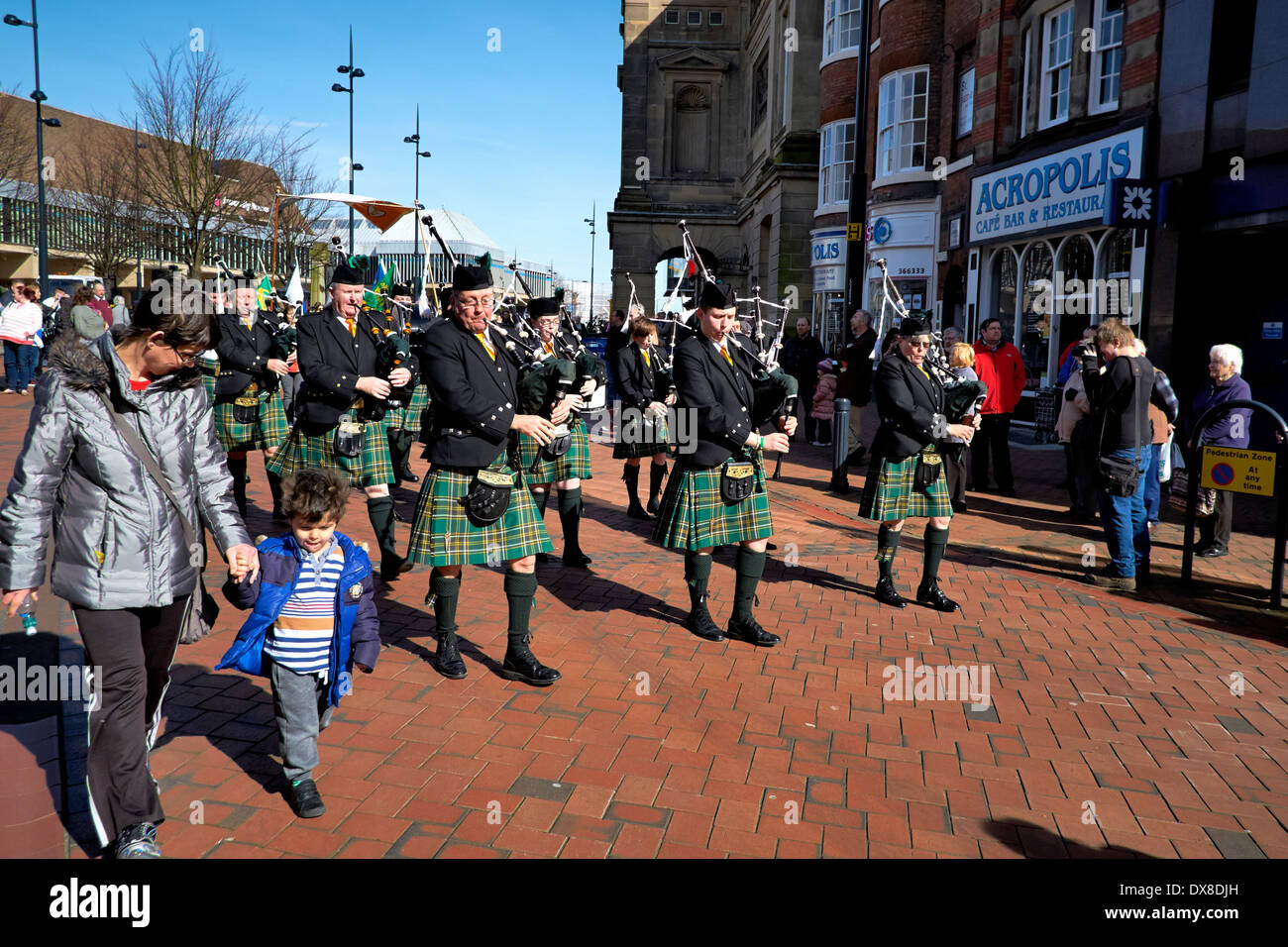 Le Corps de cornemuses irlandaise de Birmingham qui participent à une procession de la St Patrick à travers le centre-ville de Derby 15/03/2014 Banque D'Images