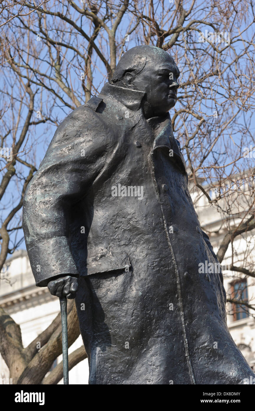 Winston Churchill debout avec un bâton de marche statue à la place du Parlement, Londres, Angleterre, Royaume-Uni. Banque D'Images