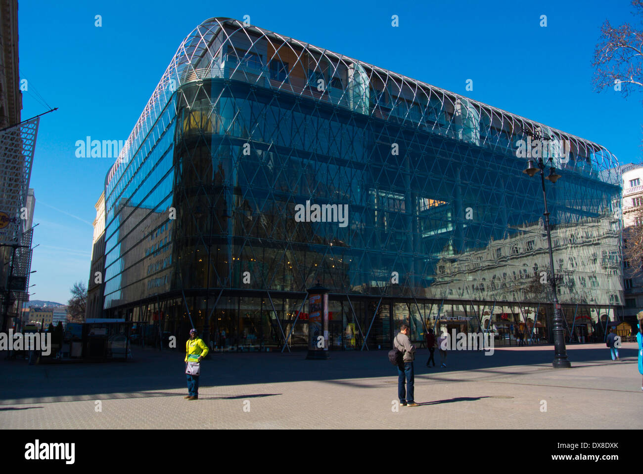 Vorosmarty ter square avec nouvelle architecture immobilier boutiques de mode, la ville Lipotvaros Leopold, le centre de Budapest, Hongrie Banque D'Images