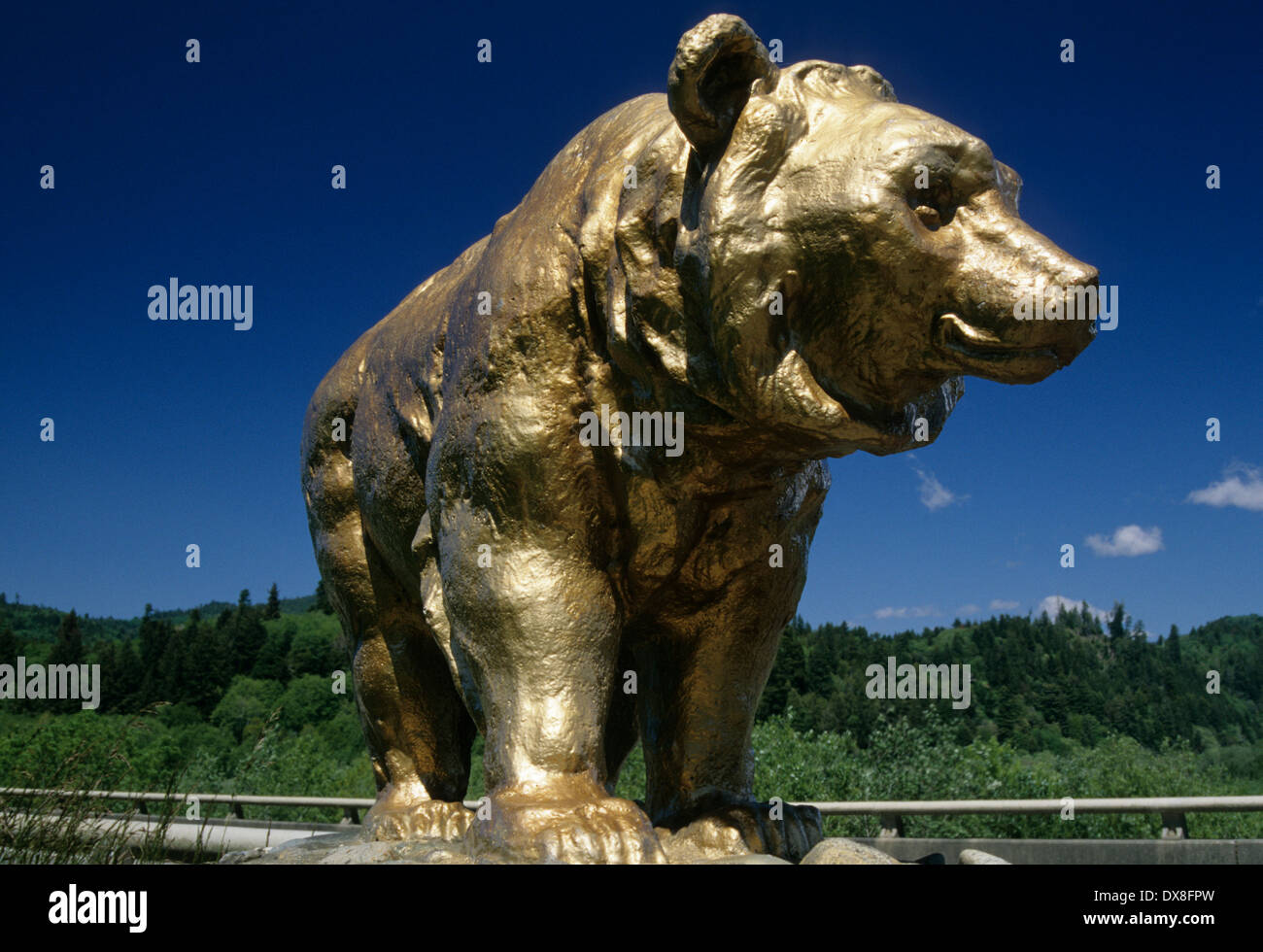 Pont de la rivière Klamath Klamath, statue de l'ours, en Californie Banque D'Images