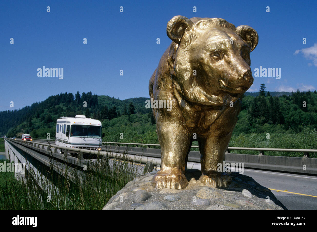 Camping le pont de la rivière Klamath avec statue de l'ours, Klamath, California Banque D'Images