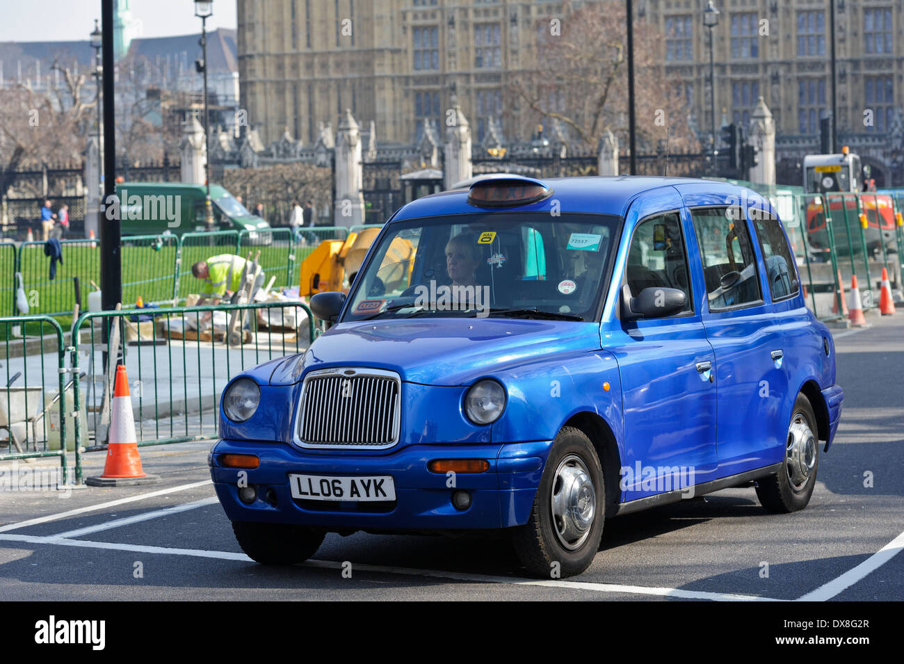 Un Taxi Londonien Emblematique Bleu A La Place Du Parlement Londres Angleterre Royaume Uni Photo Stock Alamy Un Taxi Londonien Emblematique Bleu A La Place Du Parlement Londres Angleterre Royaume Uni Photo Stock Alamy