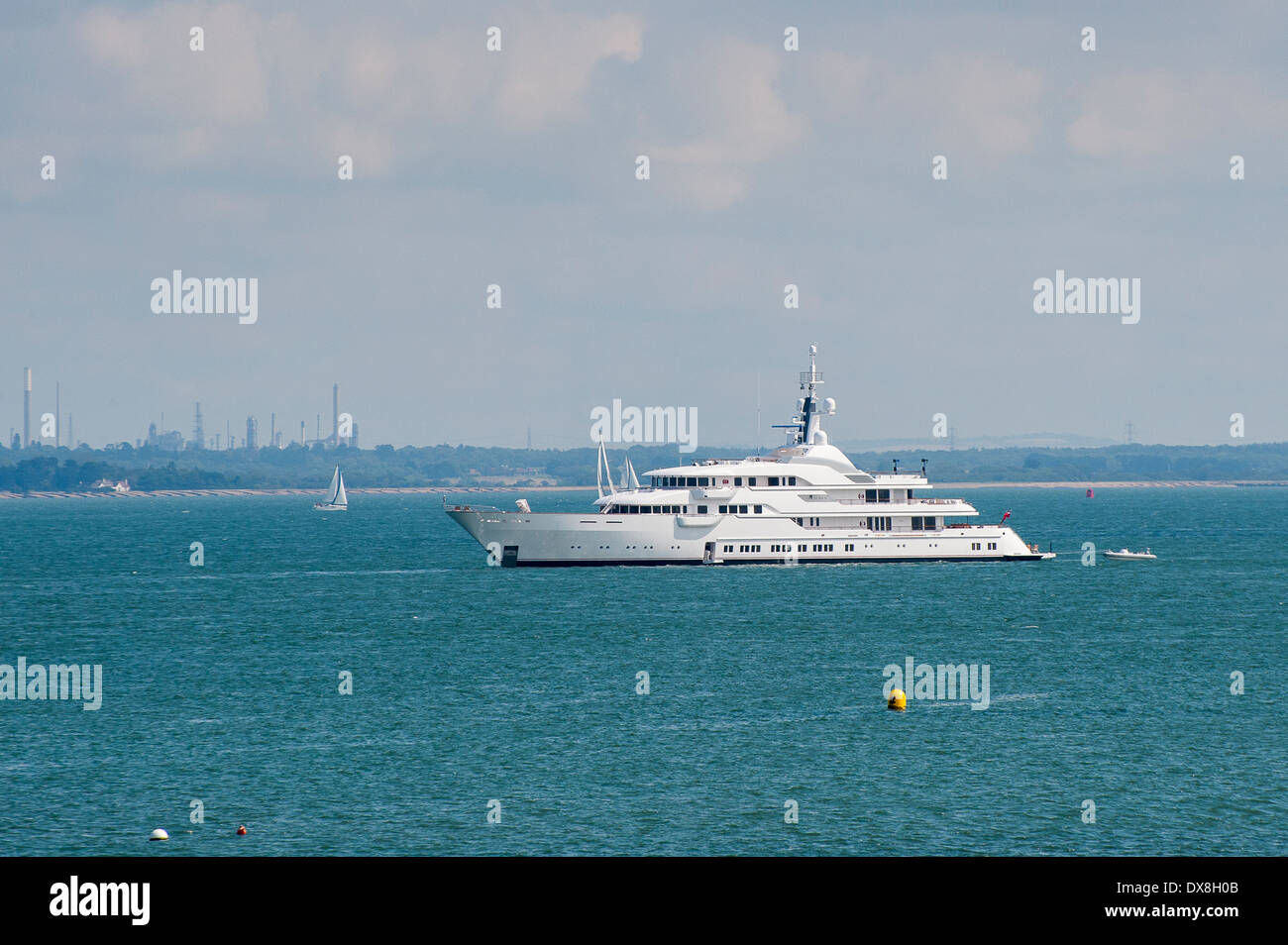 Yacht à moteur 'Hampshire II' dans le Solent près de l'île de Wight, Angleterre. Banque D'Images