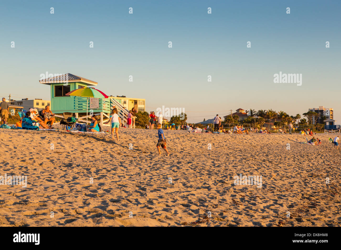 Les gens sur la plage publique de Venise à Venise la Floride sur le golfe du Mexique en fin d'après-midi Banque D'Images