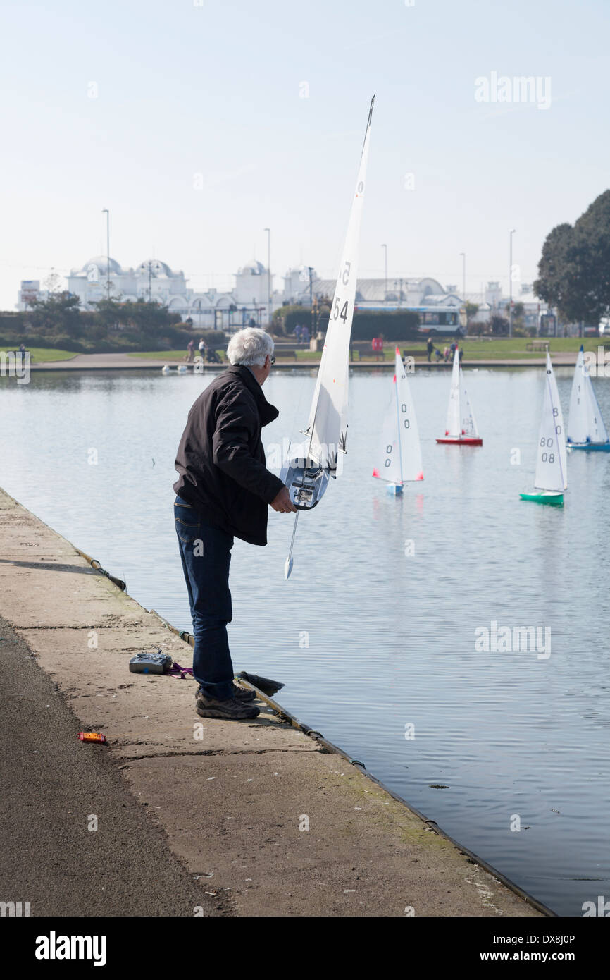 Modèle à commande radio amateurs lancement yacht. Banque D'Images