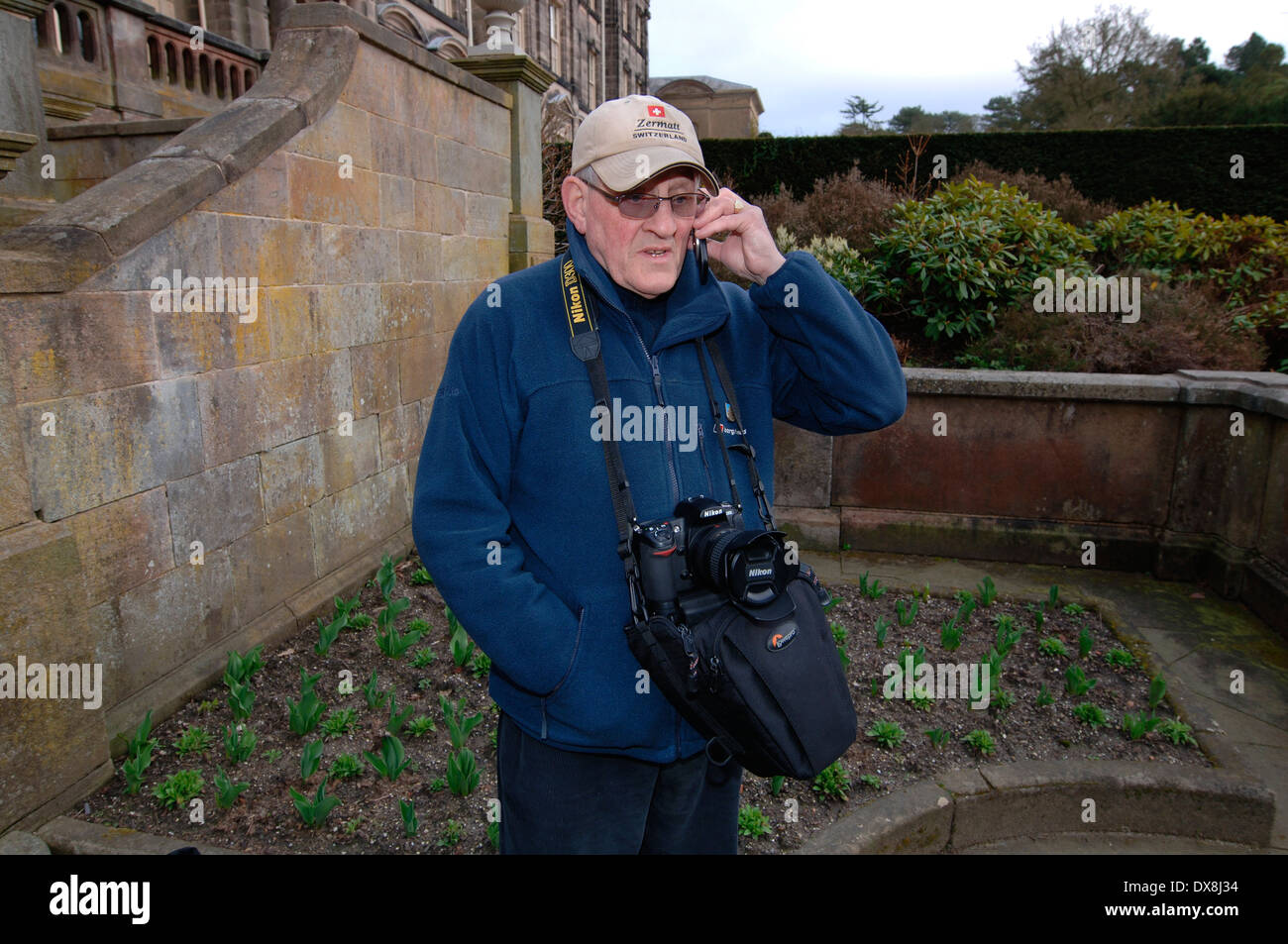 Un photographe en utilisant son téléphone portable.4.. Banque D'Images