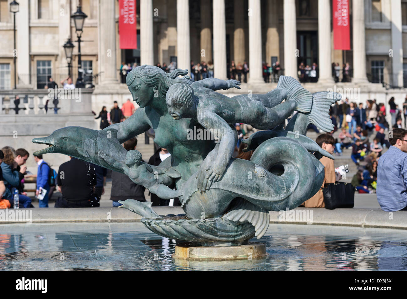 La sculpture des sirènes et Dolphin est par William McMillan et Sir Charles Wheeler. à Trafalgar Square, Londres, Royaume-Uni. Banque D'Images