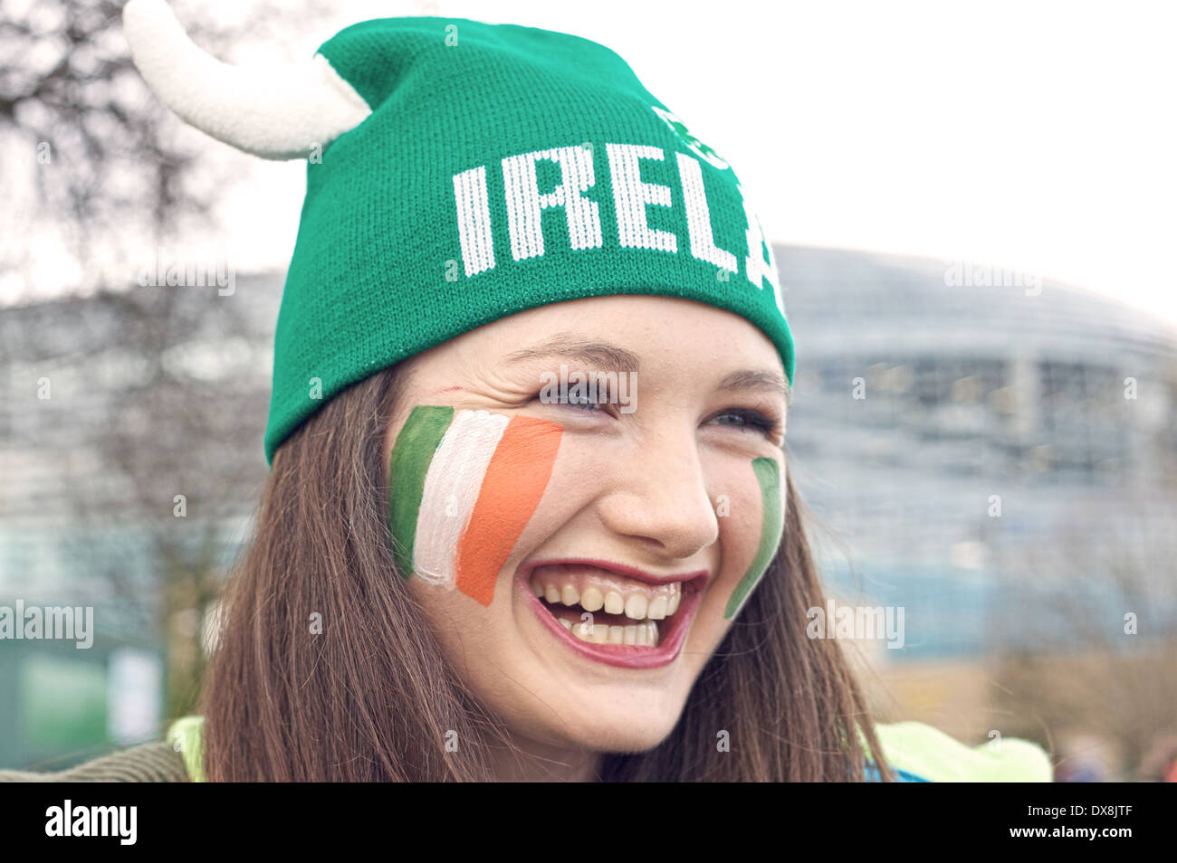 Portrait de jeune fille irlandaise souriant tournoi de rugby des Six Nations présents à l'Aviva Stadium de Dublin City, Irlande Banque D'Images