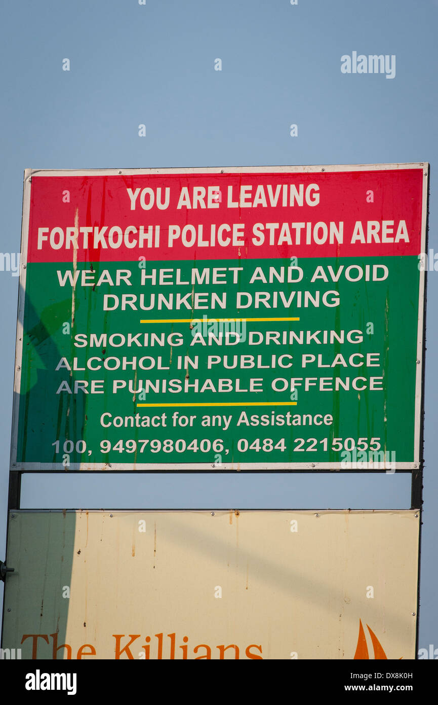 Signe amusant Vous quittez maintenant ... Porter un casque et d'éviter l'alcool au volant fumer boire de l'alcool en lieu public passible etc. Banque D'Images