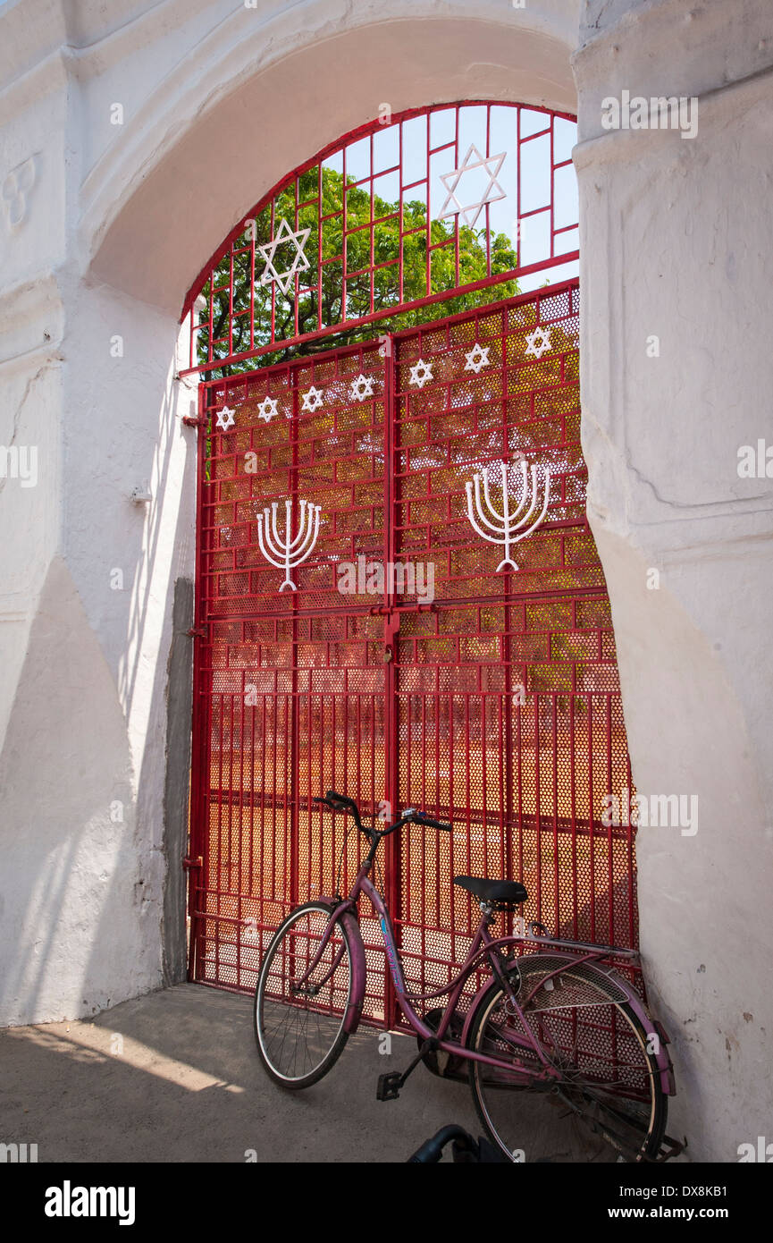 Le Sud de l'Inde du Sud Kerala Kochi Cochin ville juif Synagogue Paradesi portes rouge location construit 1568 par des Juifs d'origine européenne Inquisition espagnole Banque D'Images