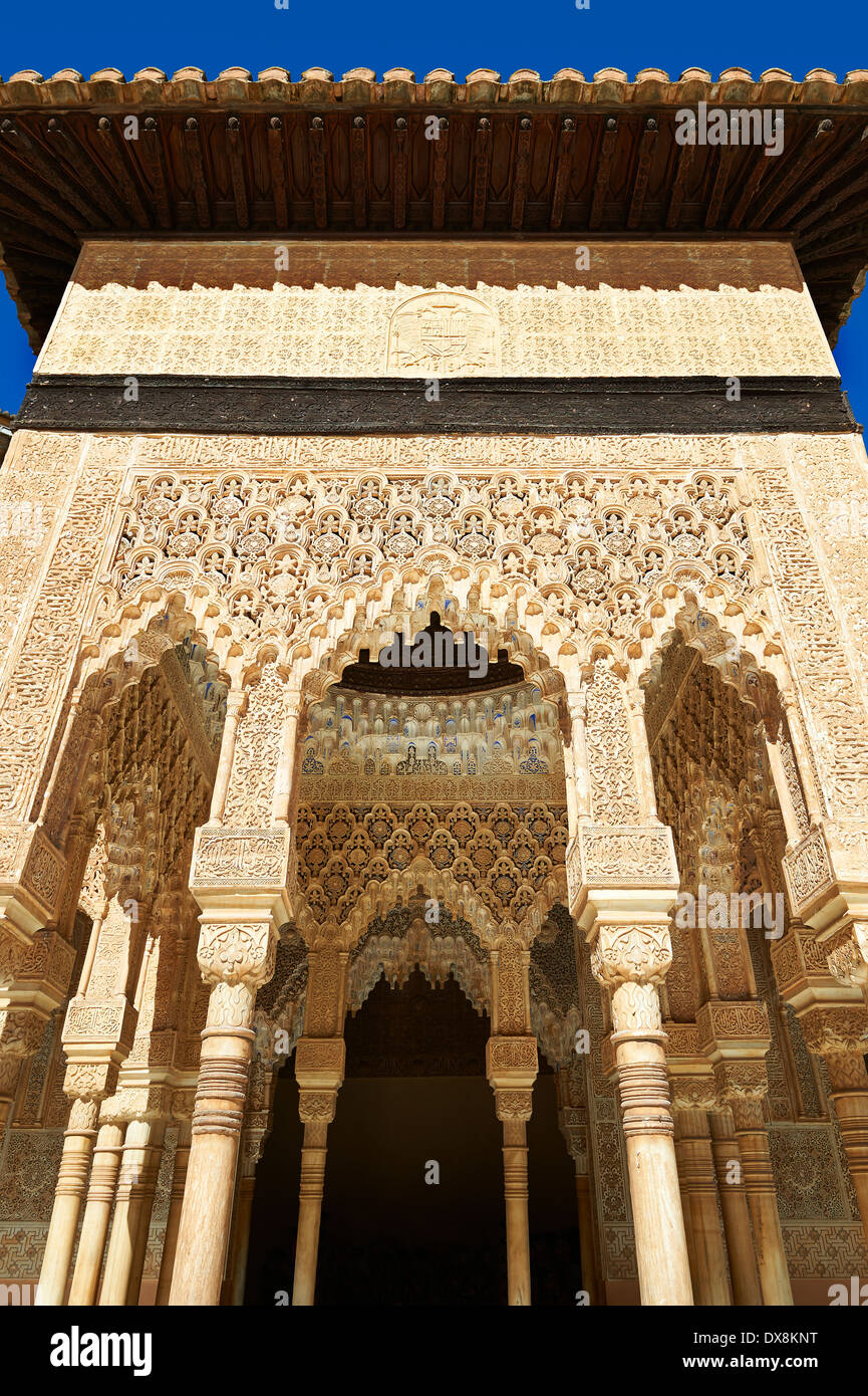 Mocarabe nasride Arabesque architecture mauresque de la Cour des Lions de l'Palacios Nazaries, à l'Alhambra. Grenade, Banque D'Images