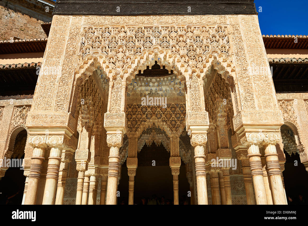 Mocarabe nasride Arabesque architecture mauresque de la Cour des Lions de l'Palacios Nazaries, à l'Alhambra. Grenade, Banque D'Images