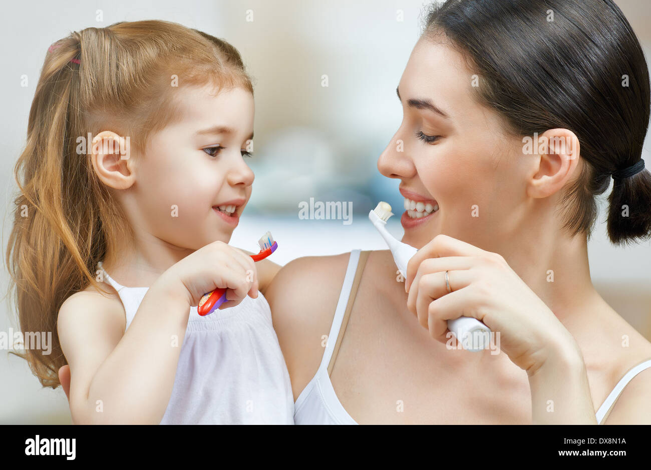 Mère et fille me brosser les dents Banque D'Images