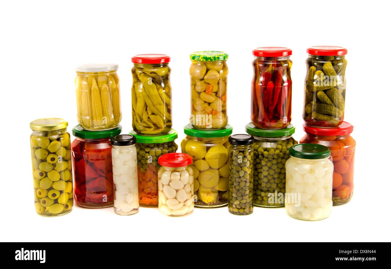 Collection divers légumes en conserve dans des bocaux en verre isolated on white Banque D'Images