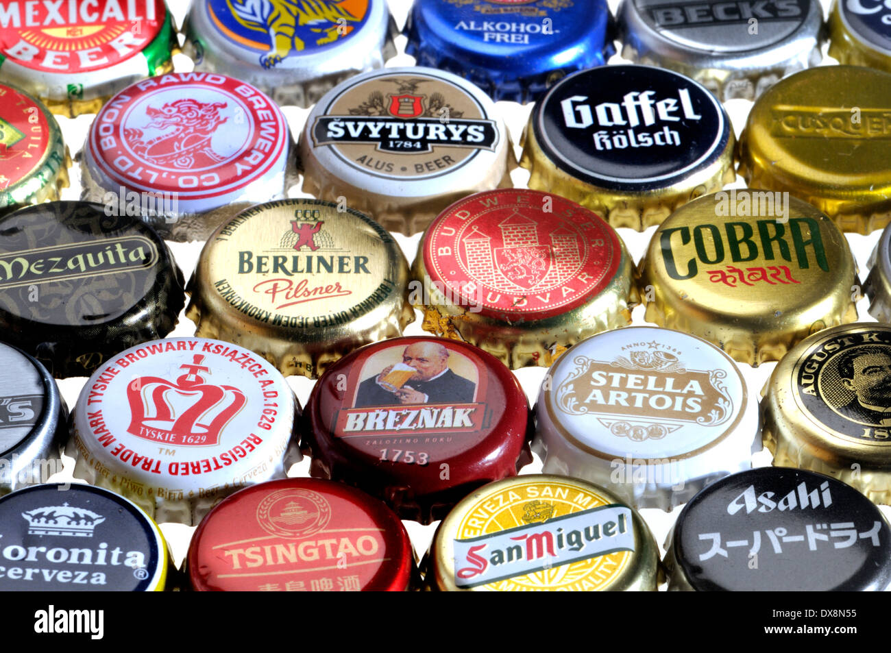 Des capsules de bouteilles de bière / bouchons de la couronne. Bières internationales Banque D'Images