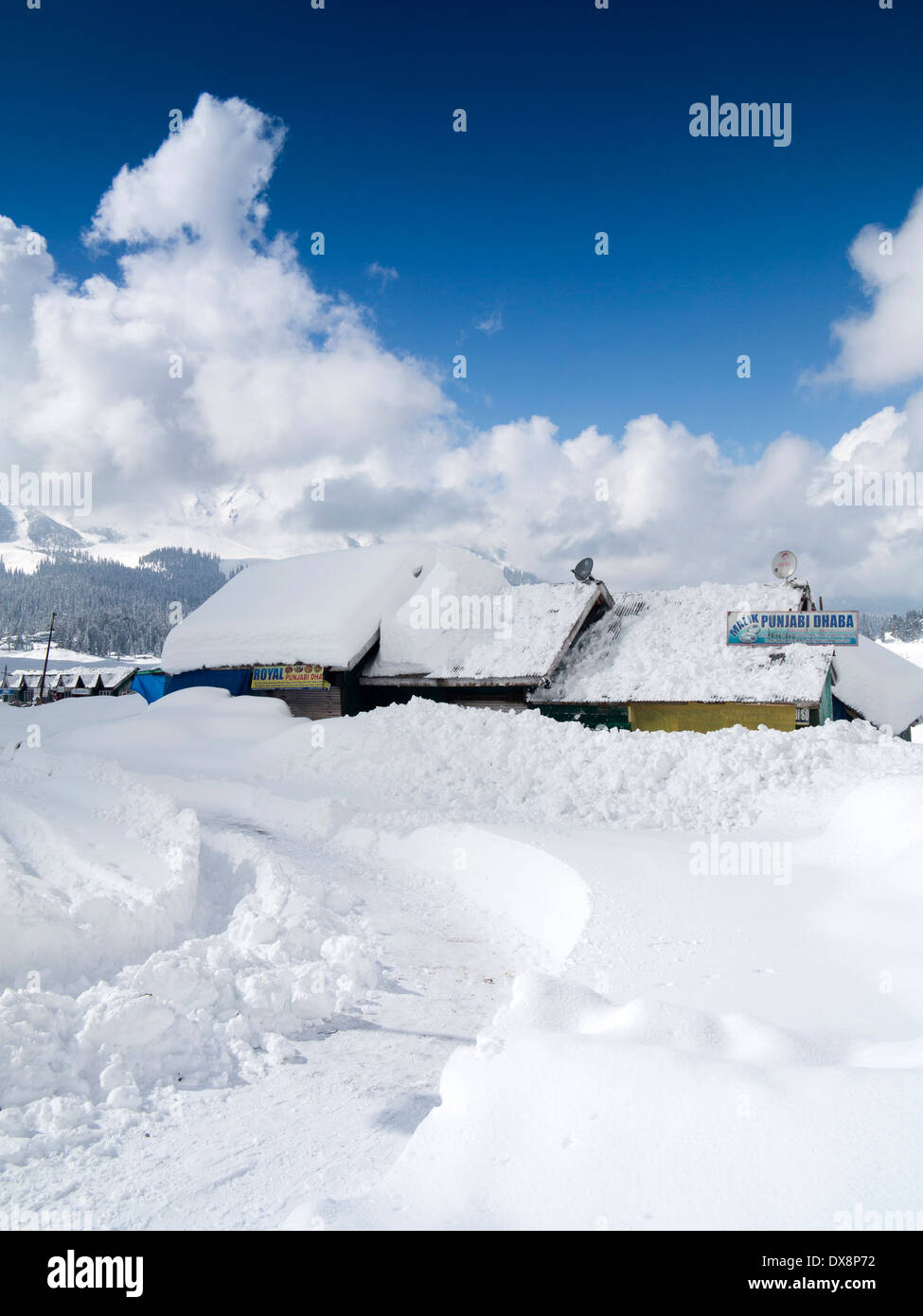 L'Inde, au Cachemire, Gulmarg, Himalayan Ski Resort, boutiques et restaurants presque enterré dans les fortes chutes de neige Banque D'Images